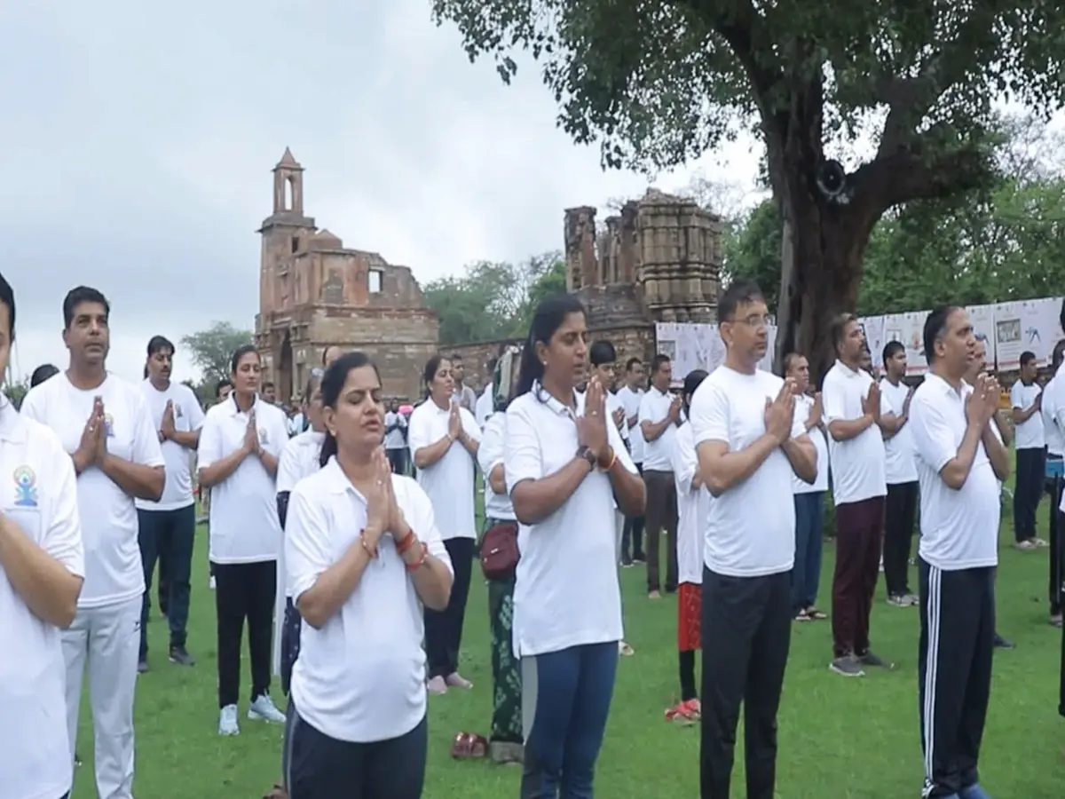 Chittorgarh News: भारी बारिश में भी नहीं टूटे इरादे! विजय स्तंभ के सामने लोगों ने किया योगाभ्यास