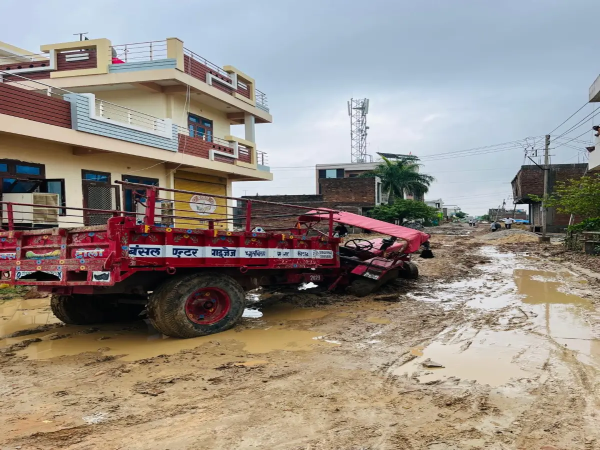 Kota News: बारिश के बाद आई आफत! कोटा में सड़क के गड्ढे में धंस गया ट्रैक्टर