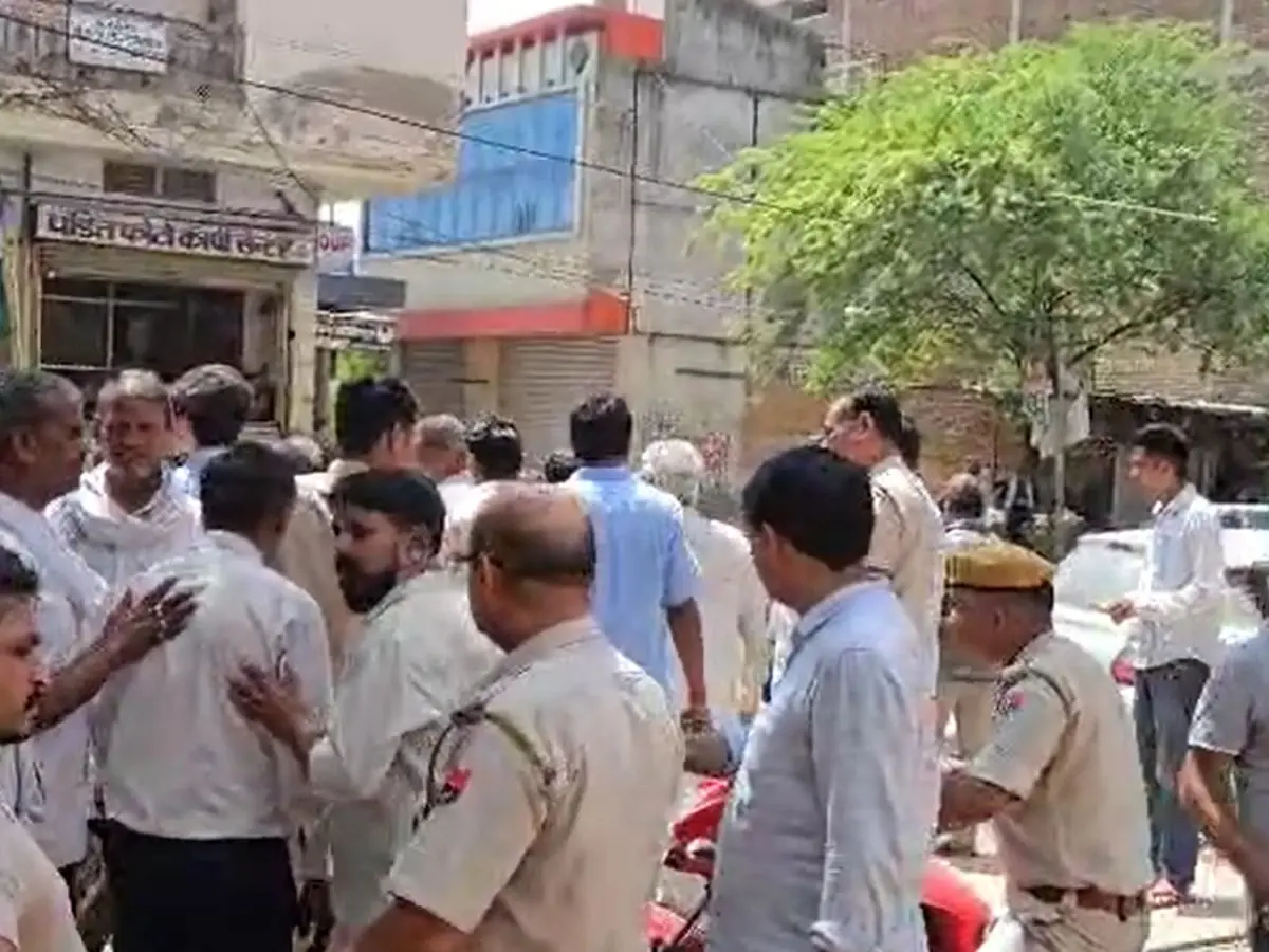 लखेरा समाज के जिला समिति चुनाव को लेकर विवाद, कोटपूतली थाने के सामने बीच बाजार में हुआ फिल्मी ड्रामा