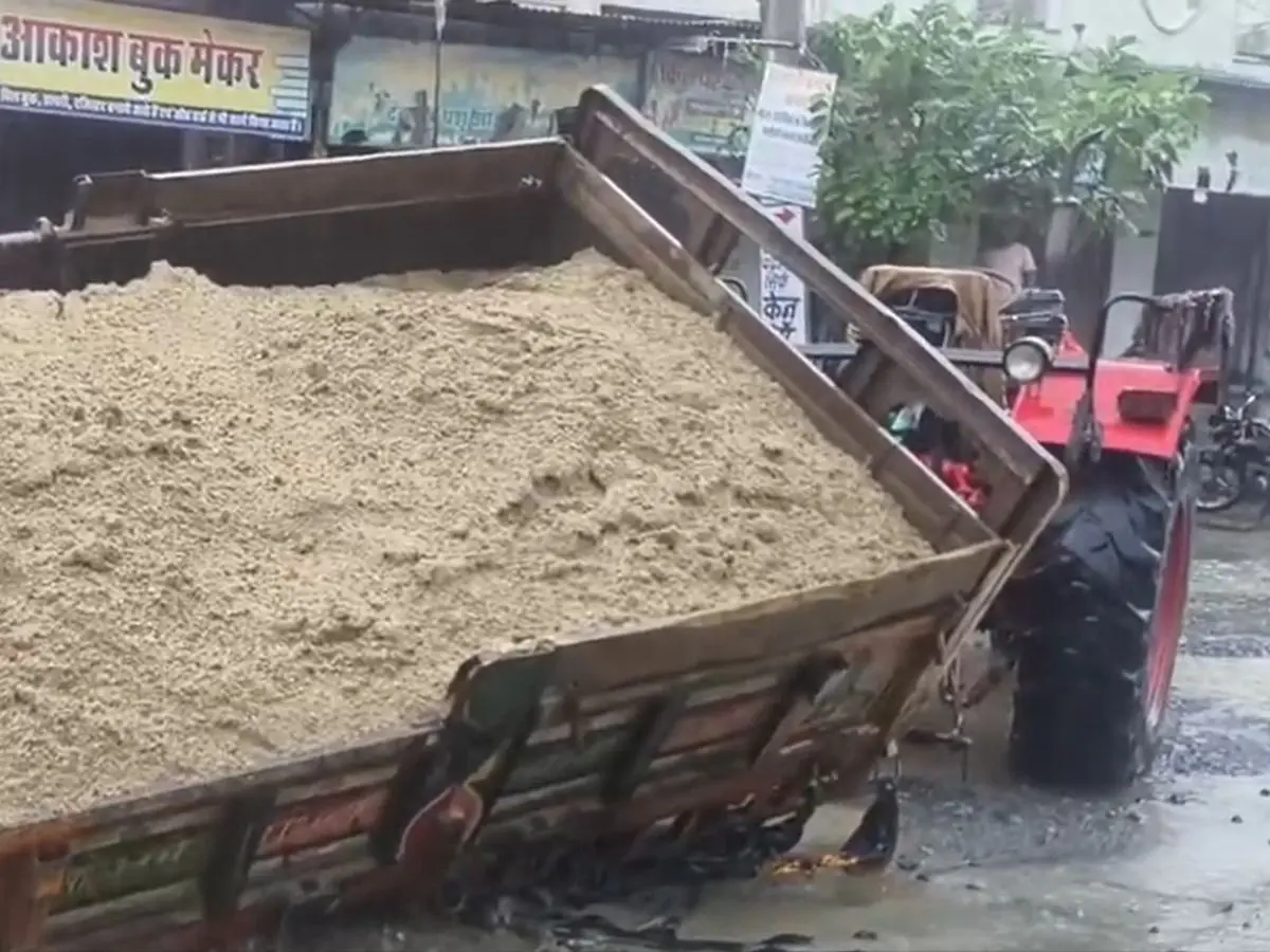भीलवाड़ा के गायत्री नगर में सिवरेज की खुदाई बनी मुसीबत, बारिश ने बढ़ाई लोगों की परेशानी
