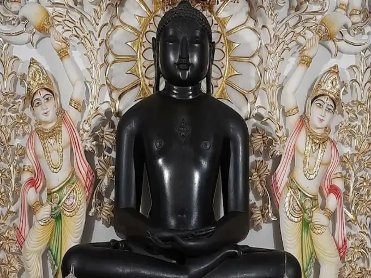 पानी पर तैरता जहाज