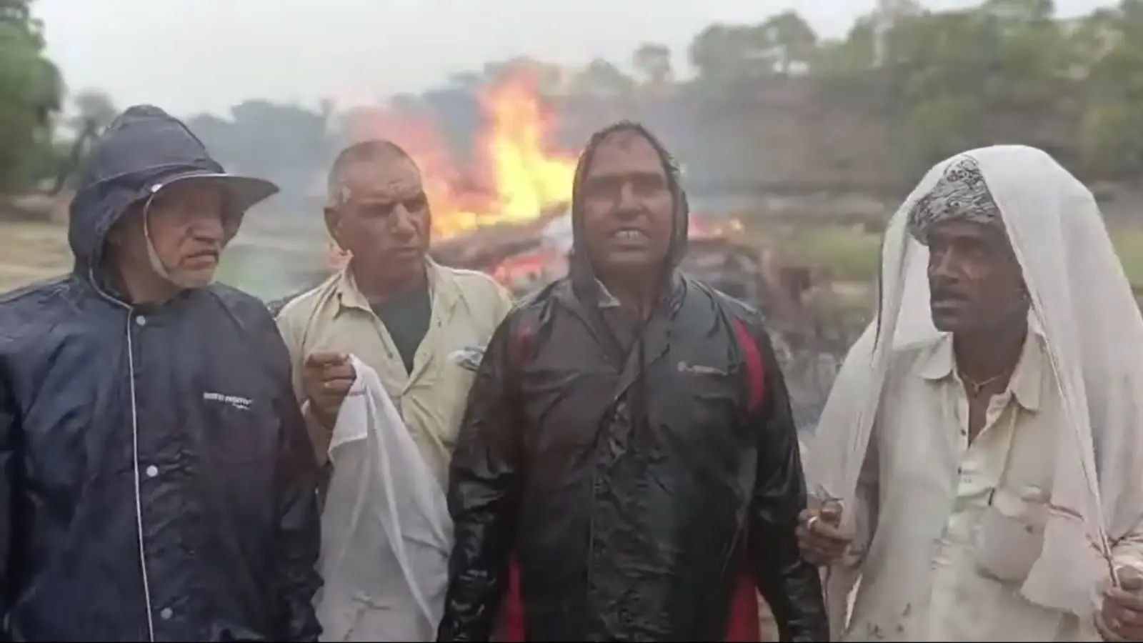 Rajsamand News: राजसमंद में खुली सरकार के दावों की पोल, टीनशेड के अभाव में टायर जलाकर किया दाहसंस्कार