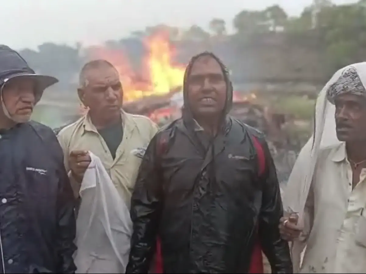 Rajsamand News: राजसमंद में खुली सरकार के दावों की पोल, टीनशेड के अभाव में टायर जलाकर किया दाहसंस्कार Rajsamand News: राजसमंद में खुली सरकार के दावों की पोल, टीनशेड के अभाव में टायर जलाकर किया दाहसंस्कार