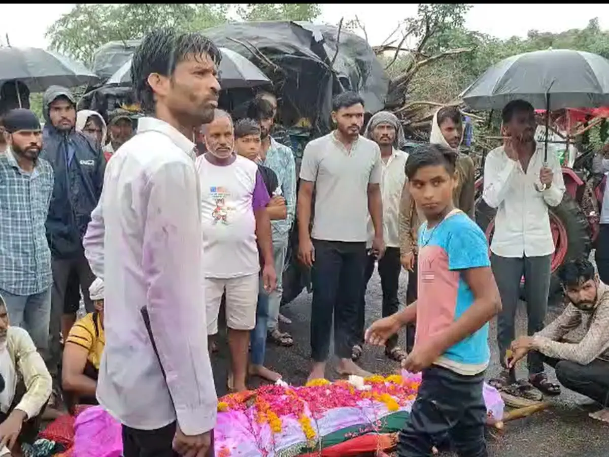 मुक्तिधाम के लिए जमीन नहीं होने से ग्रामीण परेशान, सड़क पर शव रखकर लगाया जाम
