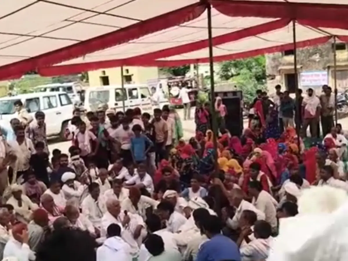 Alwar News: चोरी के आरोपियों की गिरफ्तारी नहीं होने पर अजबगढ़ में आक्रोश, दिनभर बाजार रहा बंद