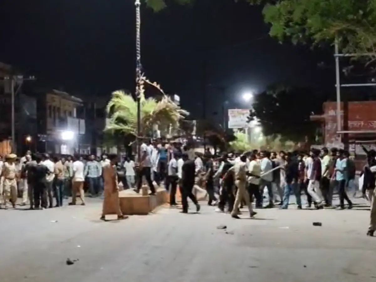 Rajasthan News: पोकरण में सोशल मीडिया की अभद्र टिप्पणी के बाद भयंकर बवाल, भारी हंगामे के बाद चप्पे-चप्पे पर पुलिसबल तैनात Rajasthan News: पोकरण में सोशल मीडिया की अभद्र टिप्पणी के बाद भयंकर बवाल, भारी हंगामे के बाद चप्पे-चप्पे पर पुलिसबल तैनात