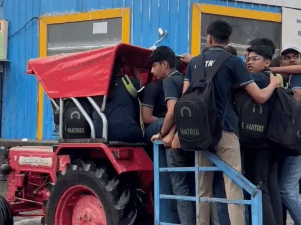 Sikar Weather News: 15 मिनट की बारिश में ही डूब गया सीकर का नवलगढ़, इतना पानी भरा कि ट्रैक्टर में बैठकर छात्र पहुंचे कोचिंग सेंटर