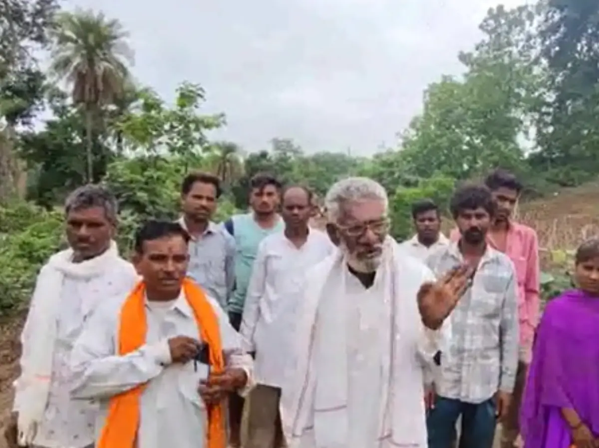 Pratapgarh News: भारी वाहनों से टूटी बोरी पी की सड़क, ग्रामीणों का फूटा आक्रोश, बोले- अब आश्वासन नहीं, एक्शन चाहिए Pratapgarh News: भारी वाहनों से टूटी बोरी पी की सड़क, ग्रामीणों का फूटा आक्रोश, बोले- अब आश्वासन नहीं, एक्शन चाहिए