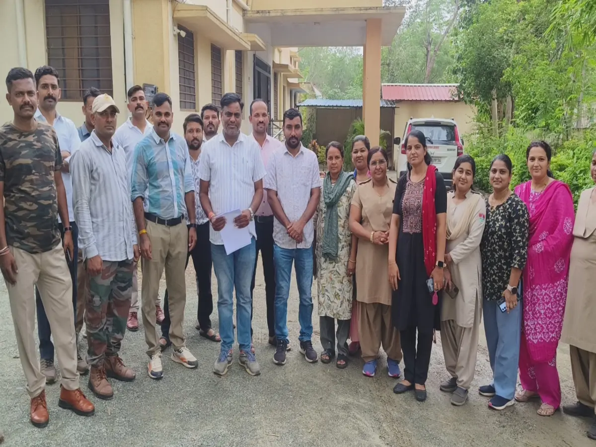 Dungarpur News: वनकर्मियों ने सरकार को दिया अल्टीमेटम, मांग पूरी नहीं होने पर दे दी बड़ी चेतावनी Dungarpur News: वनकर्मियों ने सरकार को दिया अल्टीमेटम, मांग पूरी नहीं होने पर दे दी बड़ी चेतावनी