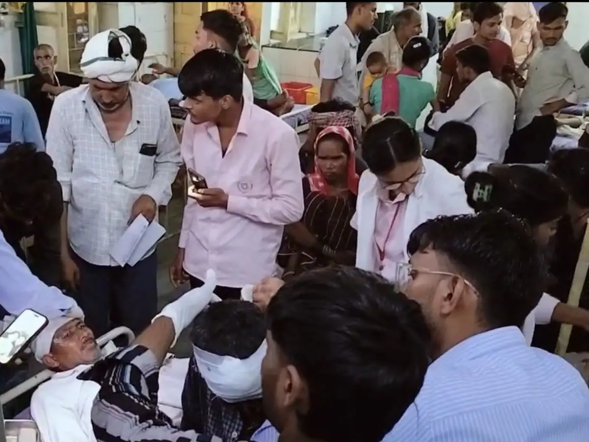 भरतपुर में जमकर बरसे लाठी-डंडे और पत्थर, घटना में 9 लोग घायल भरतपुर में जमकर बरसे लाठी-डंडे और पत्थर, घटना में 9 लोग घायल