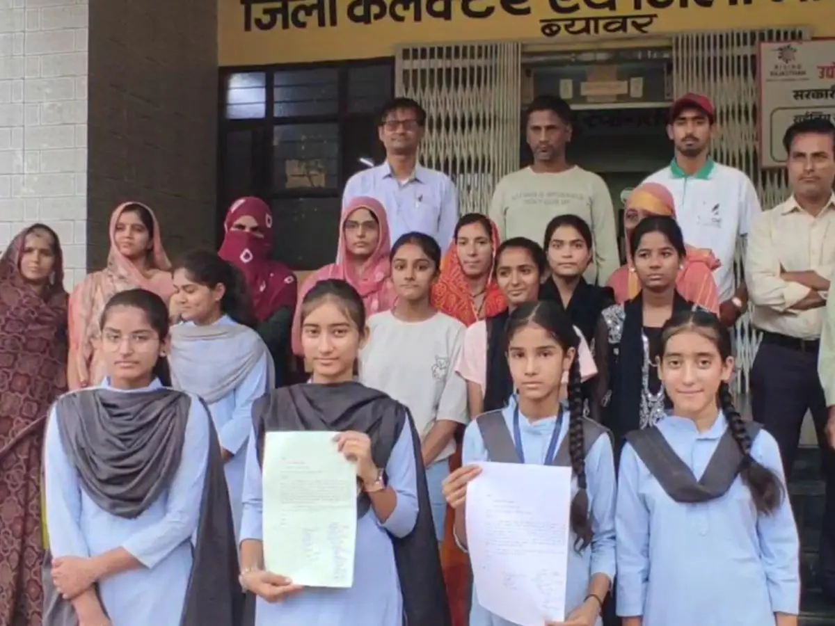 डिग्गी मोहल्ला बालिका स्कूल को पटेल स्कूल में मर्ज करने का विरोध, अभिभावकों ने कलेक्टर को दिया ज्ञापन