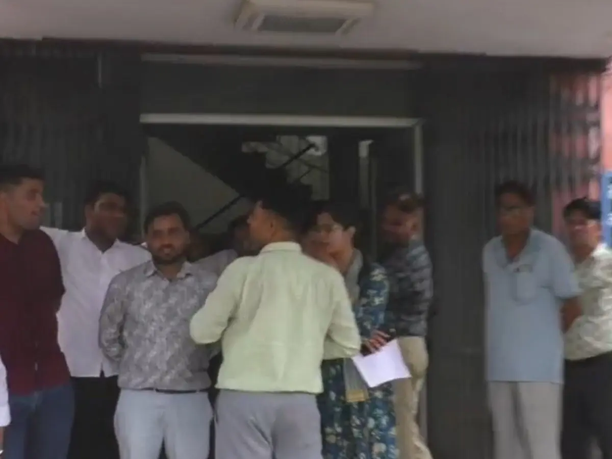 दौसा CMHO ऑफिस में NOC को लेकर हंगामा, डॉक्टर ने लगाए प्रताड़ना के आरोप