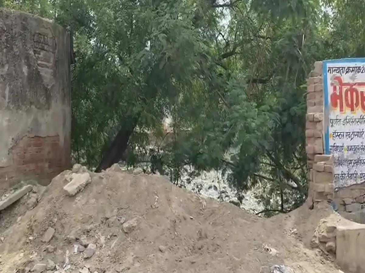 Churu News: कच्चा जोहड़ में गंदगी का आलम, 24 लाख खर्च होने बाद भी नहीं बनी 30 फीट की दीवार Churu News: कच्चा जोहड़ में गंदगी का आलम, 24 लाख खर्च होने बाद भी नहीं बनी 30 फीट की दीवार
