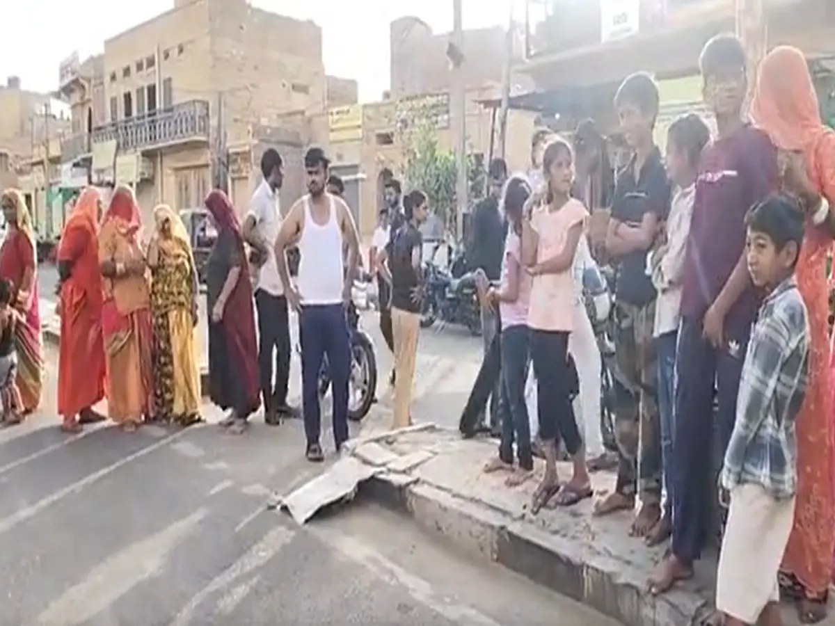 जैसलमेर की गलियों में नवजात का शव लेकर घूमता रहा कुत्ता, मचा हड़कंप जैसलमेर की गलियों में नवजात का शव लेकर घूमता रहा कुत्ता, मचा हड़कंप