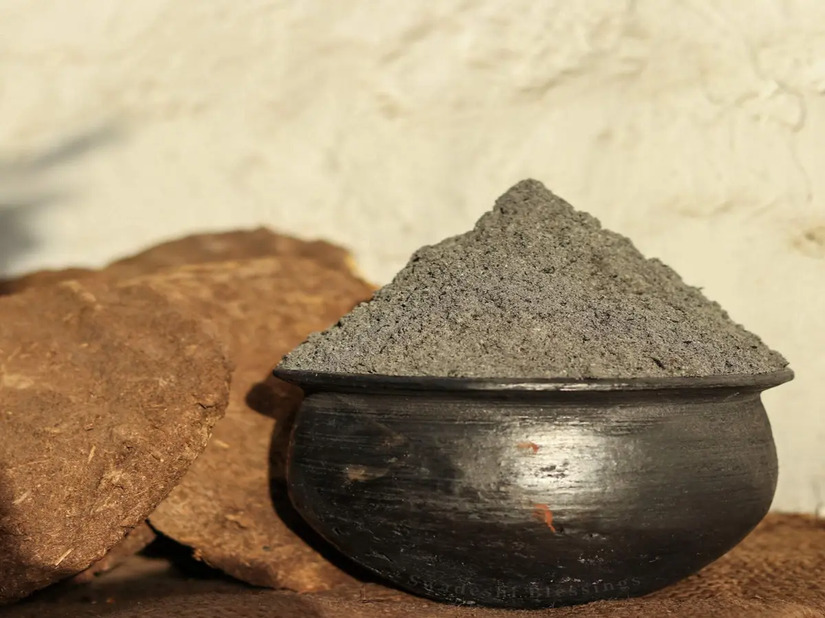 गोबर और राख का परंपरागत तरीका