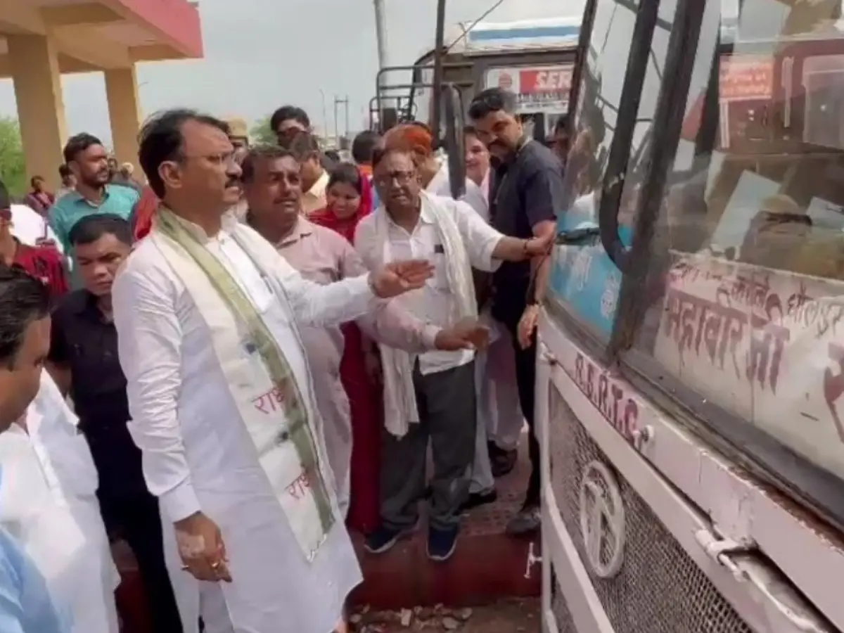 डिप्टी सीएम ने करौली बस स्टैंड का किया औचक निरीक्षण, यात्रियों से व्यवस्थाओं को लेकर की पूछताछ डिप्टी सीएम ने करौली बस स्टैंड का किया औचक निरीक्षण, यात्रियों से व्यवस्थाओं को लेकर की पूछताछ