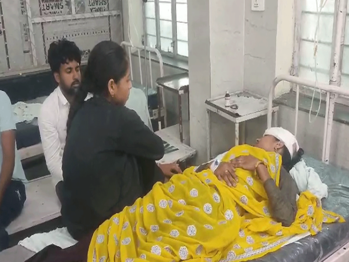Alwar: दहेज के लालचियों ने चलती गाड़ी से फेंक दी बहू, 3 बार हो चुका है गर्भपात