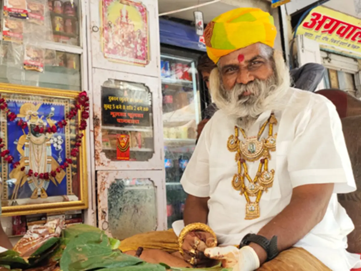 बीकानेर के वायरल 'गोल्डन मैन' जिनके पान के स्वाद और स्टाइल के हजारों हैं दीवाने