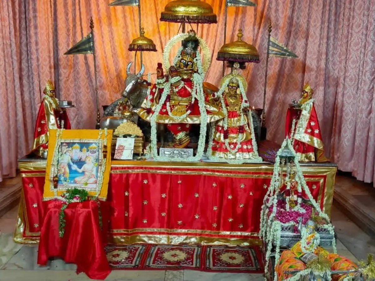 Govind Dev Ji Temple: ठाकुरजी का अभिषेक और विशेष श्रृंगार, चांदी के रथ पर निकली यात्रा