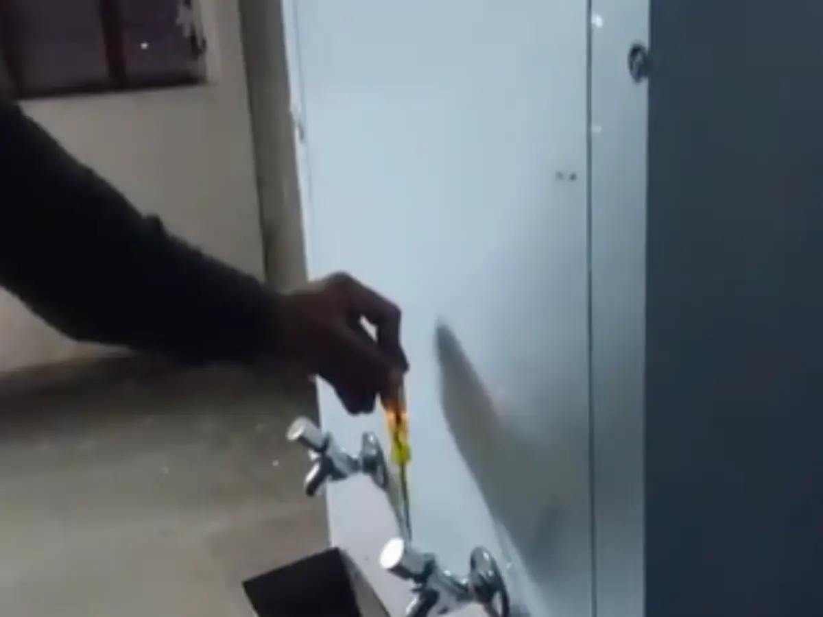 Rajasthan News: RNT मेडिकल कॉलेज के वाटर कूलर में फिर दौड़ा करंट, हॉस्टल में हंगामा, प्रिंसिपल को मौके पर बुलाने की मांग पर अड़े रेजिडेंट डॉक्टर Rajasthan News: RNT मेडिकल कॉलेज के वाटर कूलर में फिर दौड़ा करंट, हॉस्टल में हंगामा, प्रिंसिपल को मौके पर बुलाने की मांग पर अड़े रेजिडेंट डॉक्टर