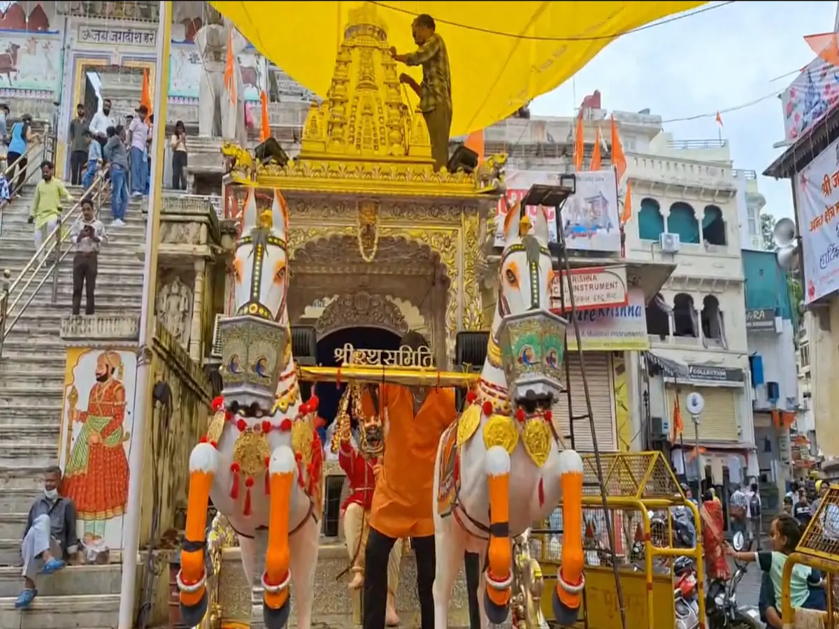 80 किलो चांदी और सोने की छत्र से सजा रथ