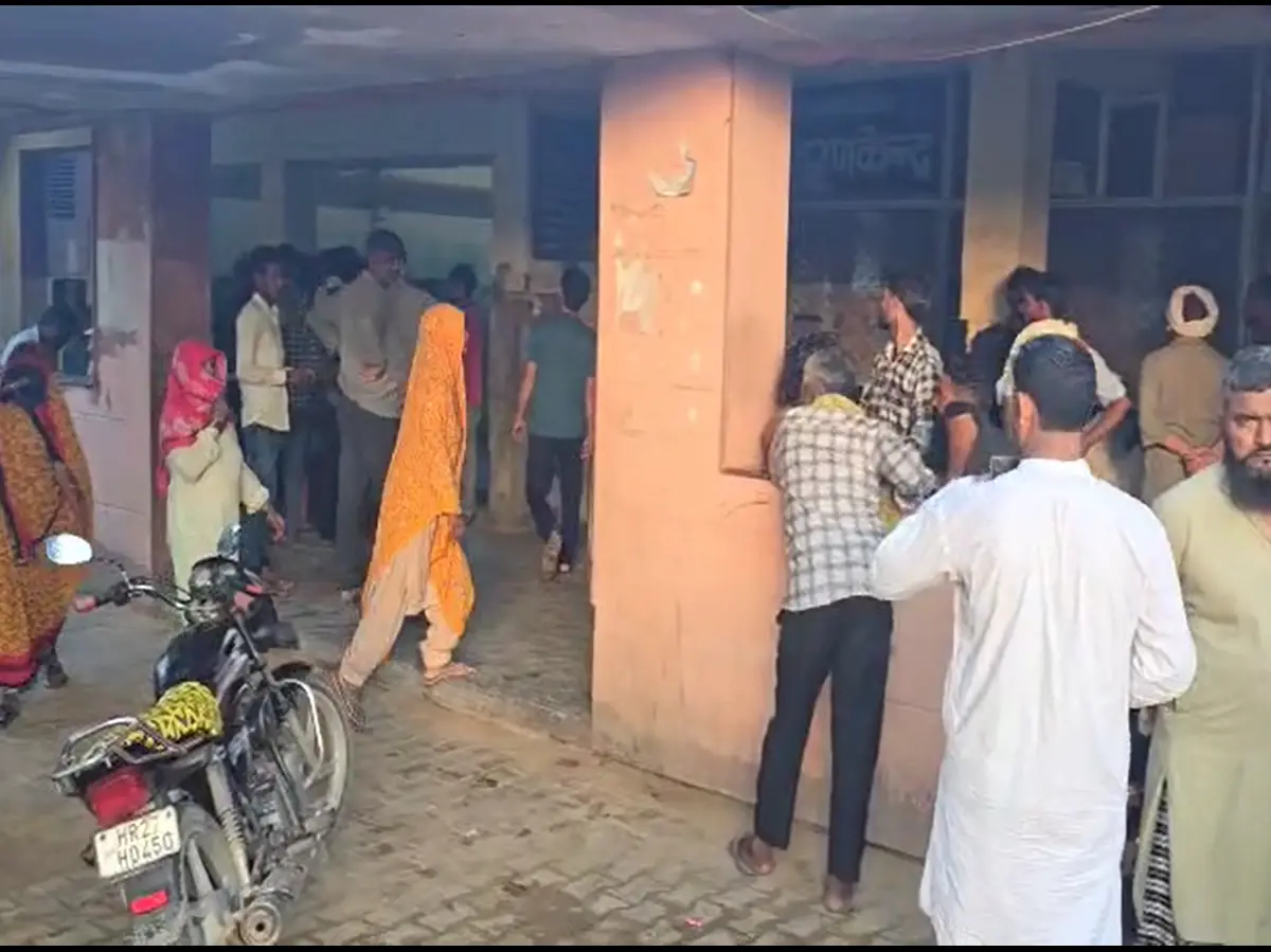 Alwar : घर में बजने वाली थी बैंड-बाजा की गूंज, उठ गई युवक की अर्थी, परिजन बेहाल Alwar : घर में बजने वाली थी बैंड-बाजा की गूंज, उठ गई युवक की अर्थी, परिजन बेहाल