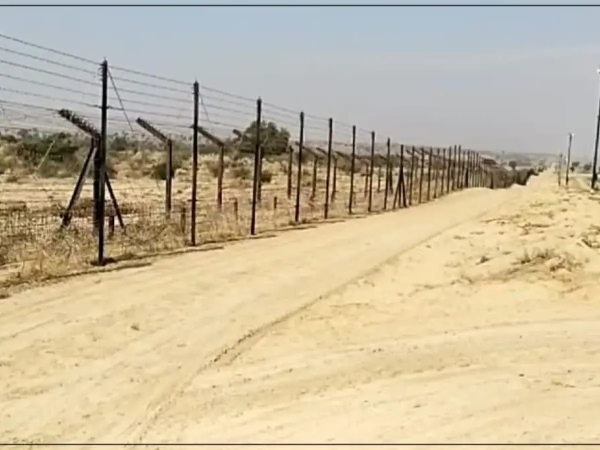 Jaisalmer News: जैसलमेर बॉर्डर पर मिले दो शव, 4-5 दिन पुरानी डेडबॉडी के पास से मिले पाकिस्तानी सिम और आईडी कार्ड, जांच के बाद खुल सकते हैं राज Jaisalmer News: जैसलमेर बॉर्डर पर मिले दो शव, 4-5 दिन पुरानी डेडबॉडी के पास से मिले पाकिस्तानी सिम और आईडी कार्ड, जांच के बाद खुल सकते हैं राज
