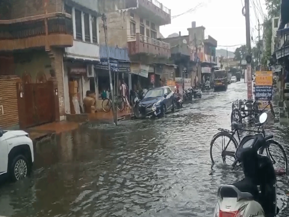 Alwar News: अलवर में हो रही जोरदार बारिश, सड़को पर भरा पानी ही पानी