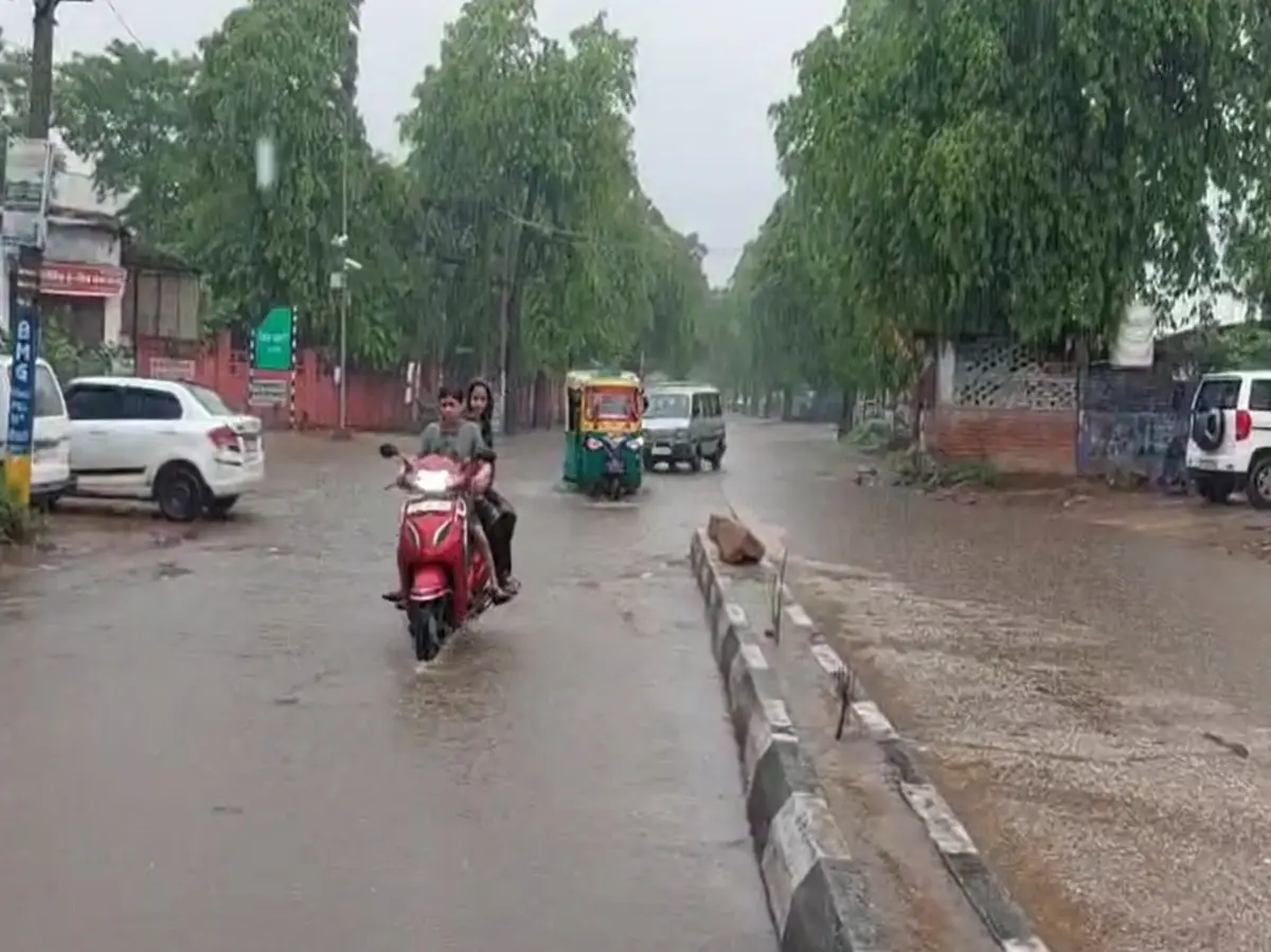 Karauli Weather Update: मानसून ने ली अंगड़ाई, रुक-रुक कर हो रही बारिश, गर्मी से लोगों को मिली राहत Karauli Weather Update: मानसून ने ली अंगड़ाई, रुक-रुक कर हो रही बारिश, गर्मी से लोगों को मिली राहत
