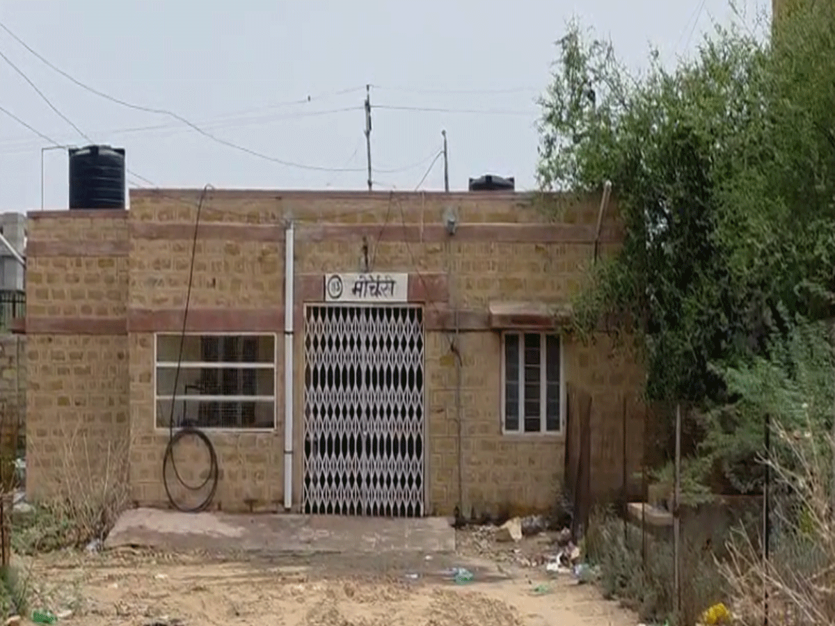 जैसलमेर की मोर्चरी नहीं, नरक का द्वार! खुले में सड़ रहे शव