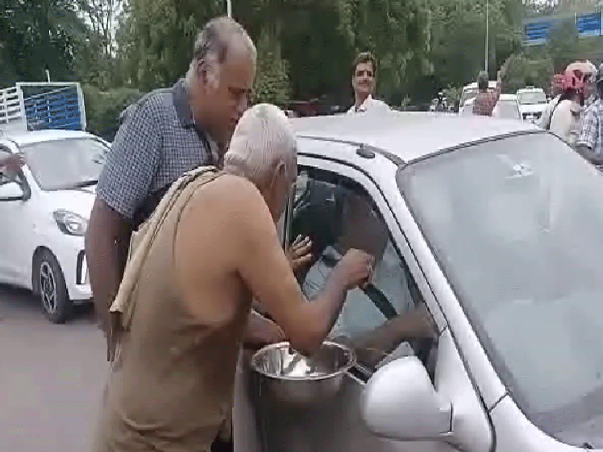 जोधपुर जय नारायण व्यास विश्वविद्यालय के बाहर बड़ी संख्या में भीख मांग रहे लोग!