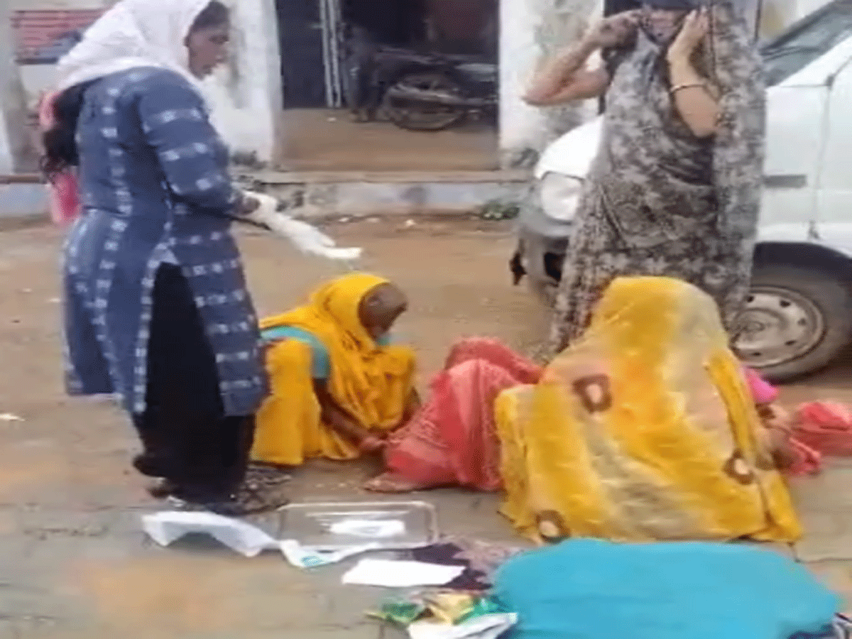 Karauli News: महिला ने अस्पताल के बाहर दिया बच्चे को जन्म, जानें पूरा मामला