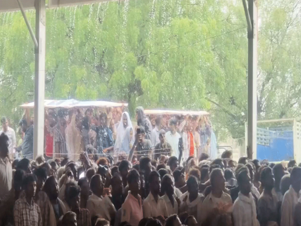 Rajasthan News Live: सवाई माधोपुर में जोरदार बारिश में भीग रहे लोग, भीगते हुए मुख्यमंत्री को सुन रहे Rajasthan News Live: सवाई माधोपुर में जोरदार बारिश में भीग रहे लोग, भीगते हुए मुख्यमंत्री को सुन रहे