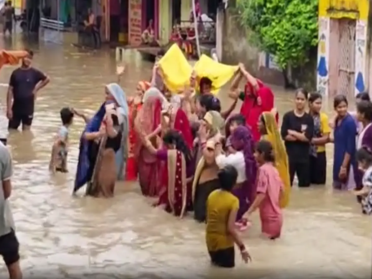 Viral Video: घुटनों तक पानी... लेकिन जश्न में कमी नहीं! दूल्हे संग बारातियों ने किया धमाकेदार डांस