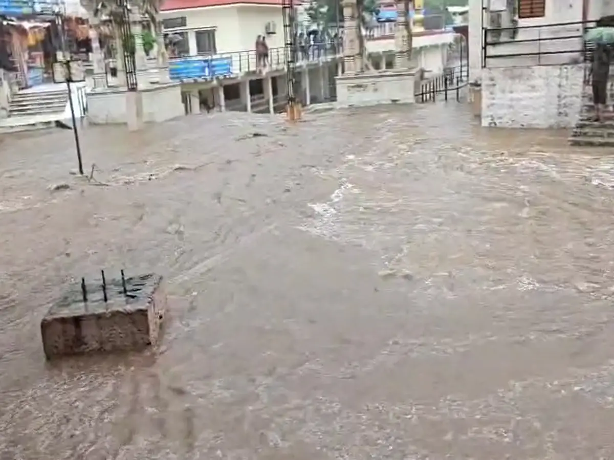 Jalore Weather Update: झमाझम बारिश के चलते उफान पर नदी-नाले, जनजीवन हुआ अस्त-व्यस्त Jalore Weather Update: झमाझम बारिश के चलते उफान पर नदी-नाले, जनजीवन हुआ अस्त-व्यस्त