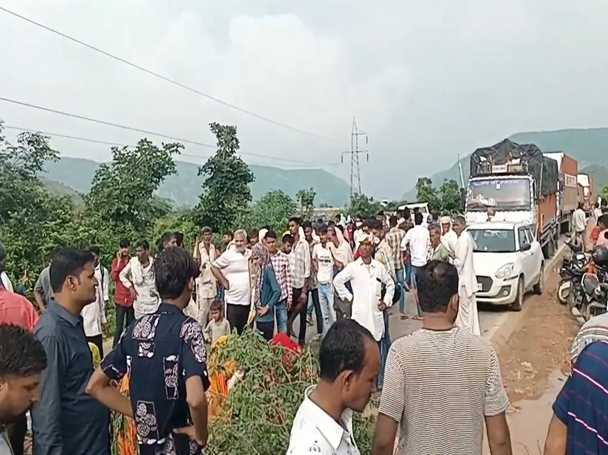 Alwar News: बिजली के करंट लगने से 6 भैंसों की मौत, किसान बोला- कमाई का सहारा थीं Alwar News: बिजली के करंट लगने से 6 भैंसों की मौत, किसान बोला- कमाई का सहारा थीं