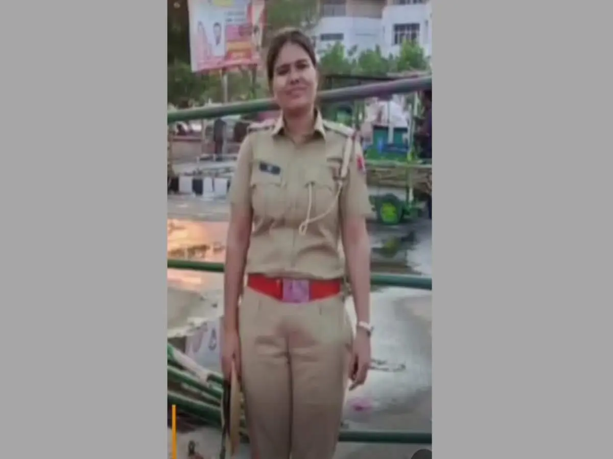खुद को बताती थी IB की अफसर