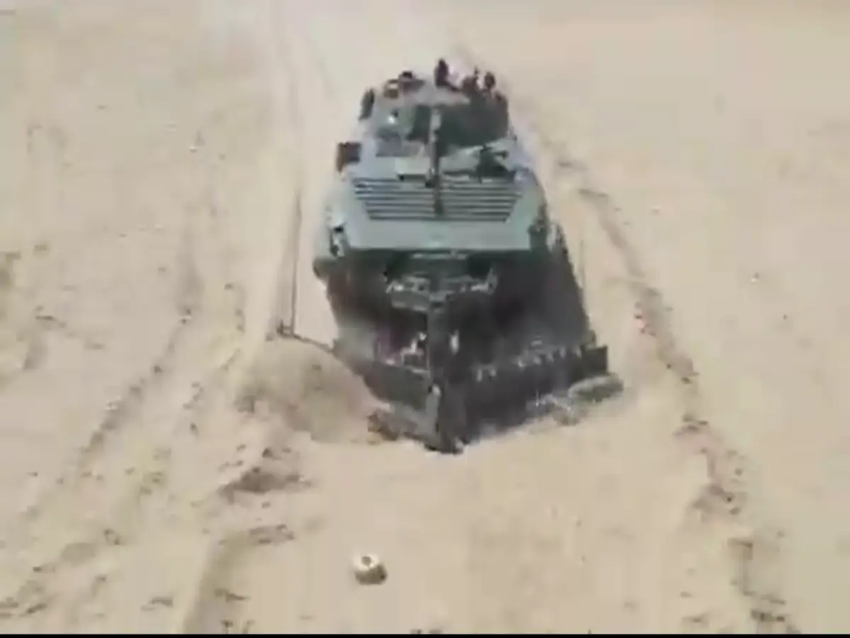 Jaisalmer News: जैसलमेर के रण में दिखे चीता और चेतक! भारतीय सेना के अभ्यास से सीमा पर सुनाई दी गरज Jaisalmer News: जैसलमेर के रण में दिखे चीता और चेतक! भारतीय सेना के अभ्यास से सीमा पर सुनाई दी गरज