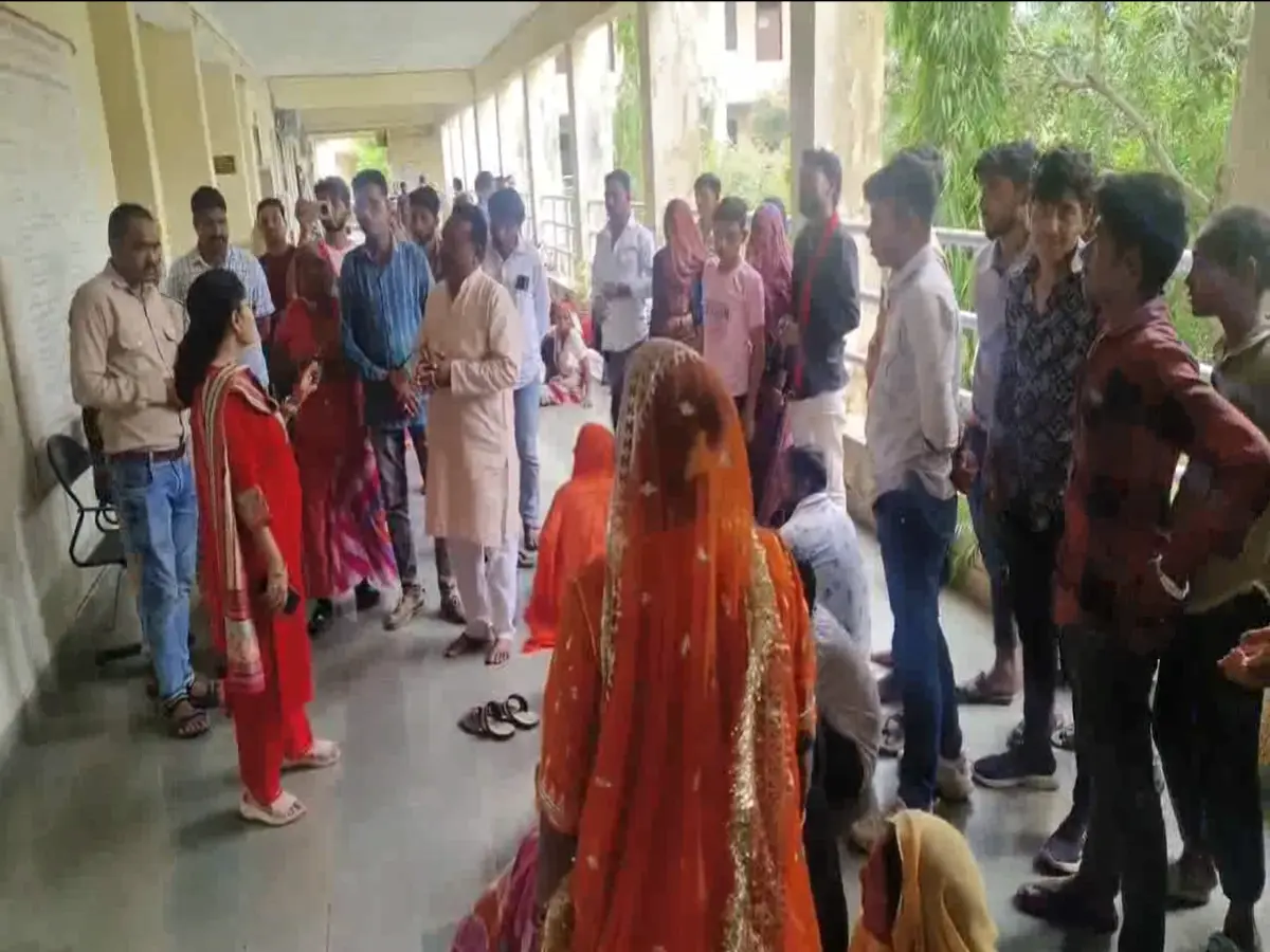 Pratapgarh News: घर उजड़े तो कर लेंगे आत्महत्या - कालबेलिया समाज ने ज्ञापन सौंपते हुए लगाई गुहार Pratapgarh News: घर उजड़े तो कर लेंगे आत्महत्या - कालबेलिया समाज ने ज्ञापन सौंपते हुए लगाई गुहार