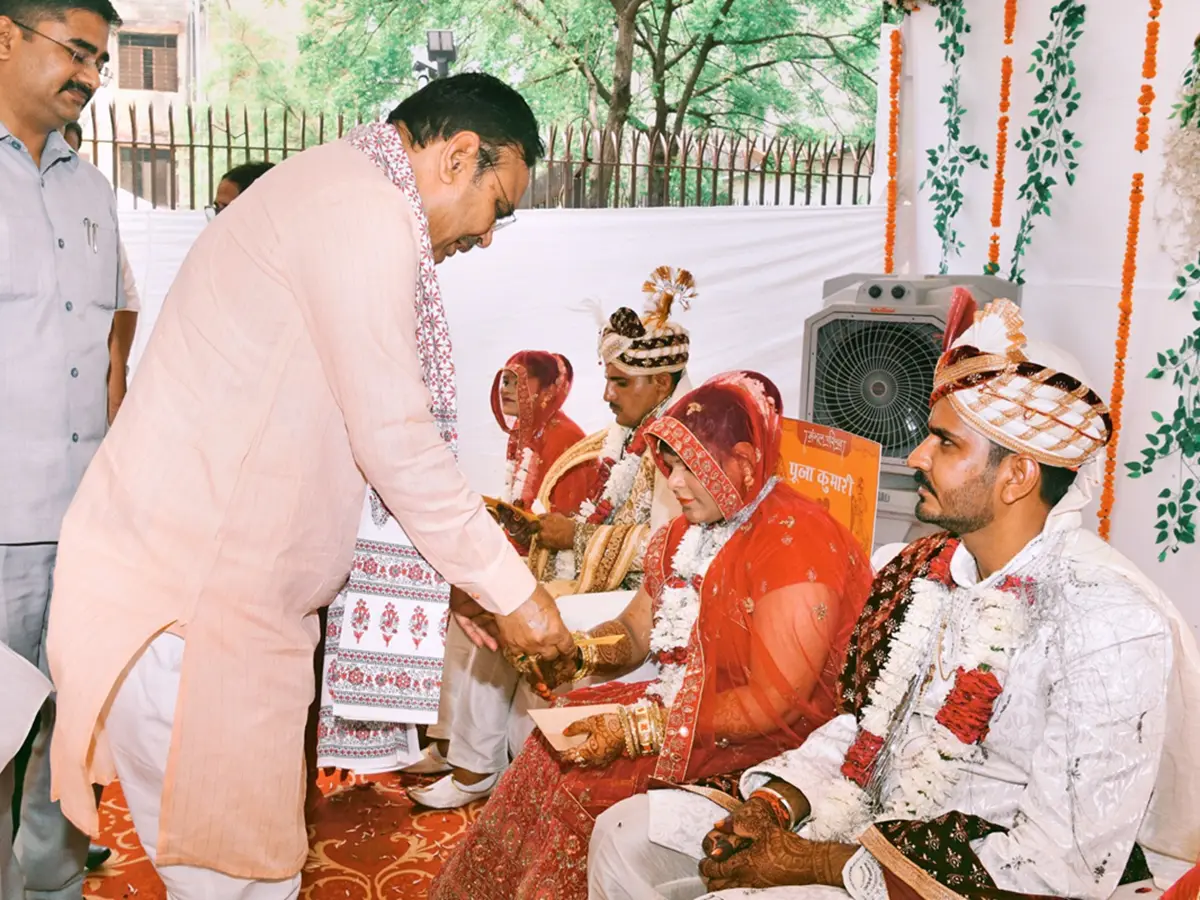 पालना गृह की बच्चियां बनीं दुल्हन, पिता के रूप में कन्यादान करने पहुंचे सीएम पालना गृह की बच्चियां बनीं दुल्हन, पिता के रूप में कन्यादान करने पहुंचे सीएम