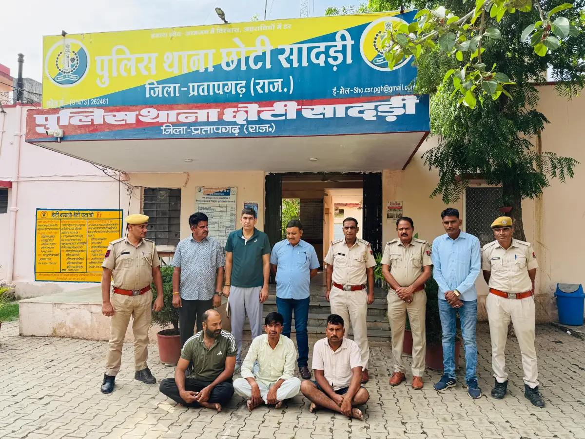 Pratapgarh News: देशी-विदेशी हथियारों का जखीरा जंगल में छिपा मिला, पुलिस की कार्रवाई में एक कुख्यात समेत 3 गिरफ्तार Pratapgarh News: देशी-विदेशी हथियारों का जखीरा जंगल में छिपा मिला, पुलिस की कार्रवाई में एक कुख्यात समेत 3 गिरफ्तार