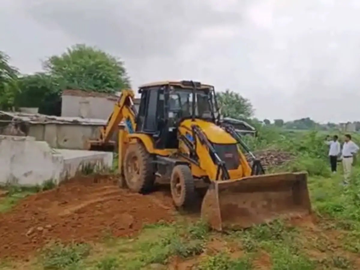 Dausa Mazar: महारानी कॉलेज के बाद अब दौसा के लालसोट कॉलेज में निकली मजार, चला पीला पंजा Dausa Mazar: महारानी कॉलेज के बाद अब दौसा के लालसोट कॉलेज में निकली मजार, चला पीला पंजा