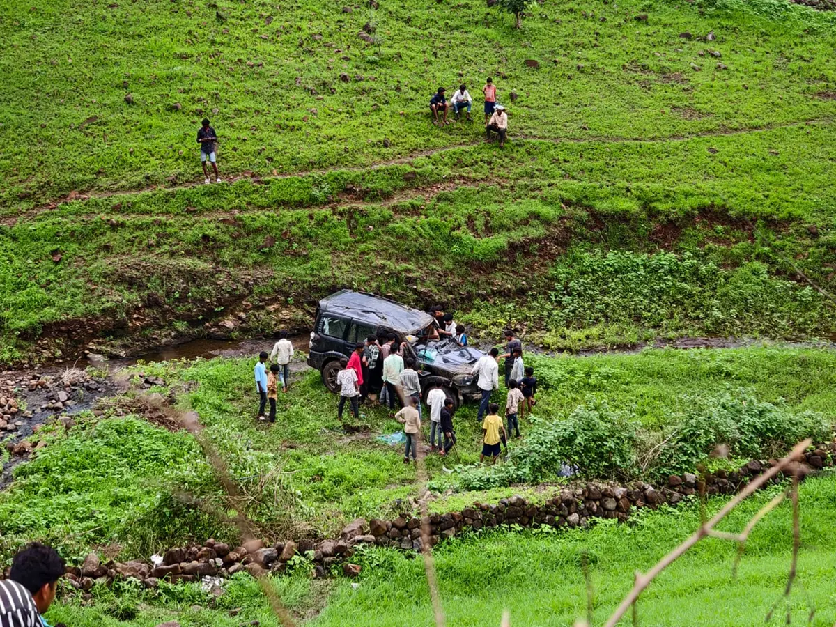 Pratapgarh Road Accident: काली घाटी में भीषण सड़क हादसा, 300 फीट गहरी खाई में गिरी कार Pratapgarh Road Accident: काली घाटी में भीषण सड़क हादसा, 300 फीट गहरी खाई में गिरी कार