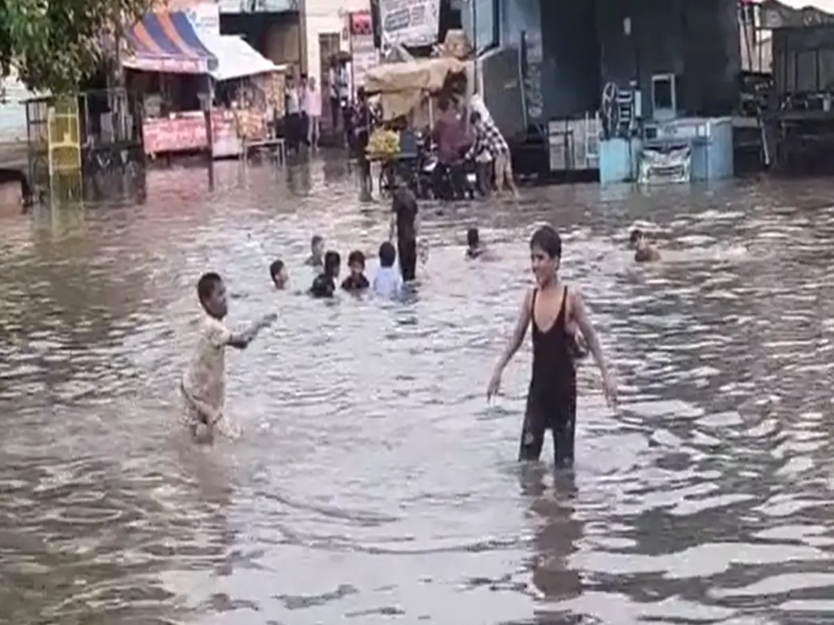 Didwana News: लाडनूं बस स्टैंड बना स्विमिंग पूल! बारिश के बाद हर बार यही हालात Didwana News: लाडनूं बस स्टैंड बना स्विमिंग पूल! बारिश के बाद हर बार यही हालात