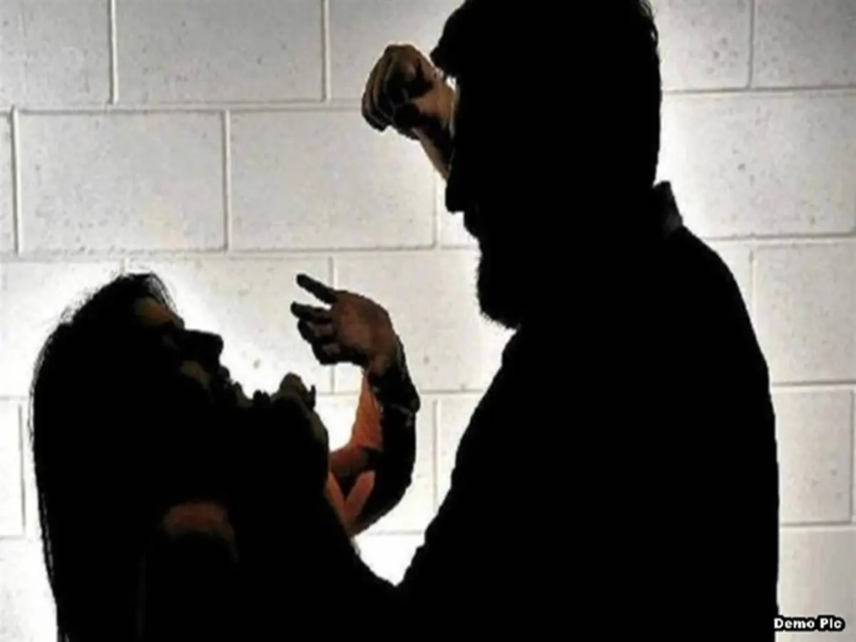 Rajasthan Crime: दादा की दरिंदगी! घर में बहु और मासूम पोतों को अकेला देख किया जानलेवा हमला Rajasthan Crime: दादा की दरिंदगी! घर में बहु और मासूम पोतों को अकेला देख किया जानलेवा हमला