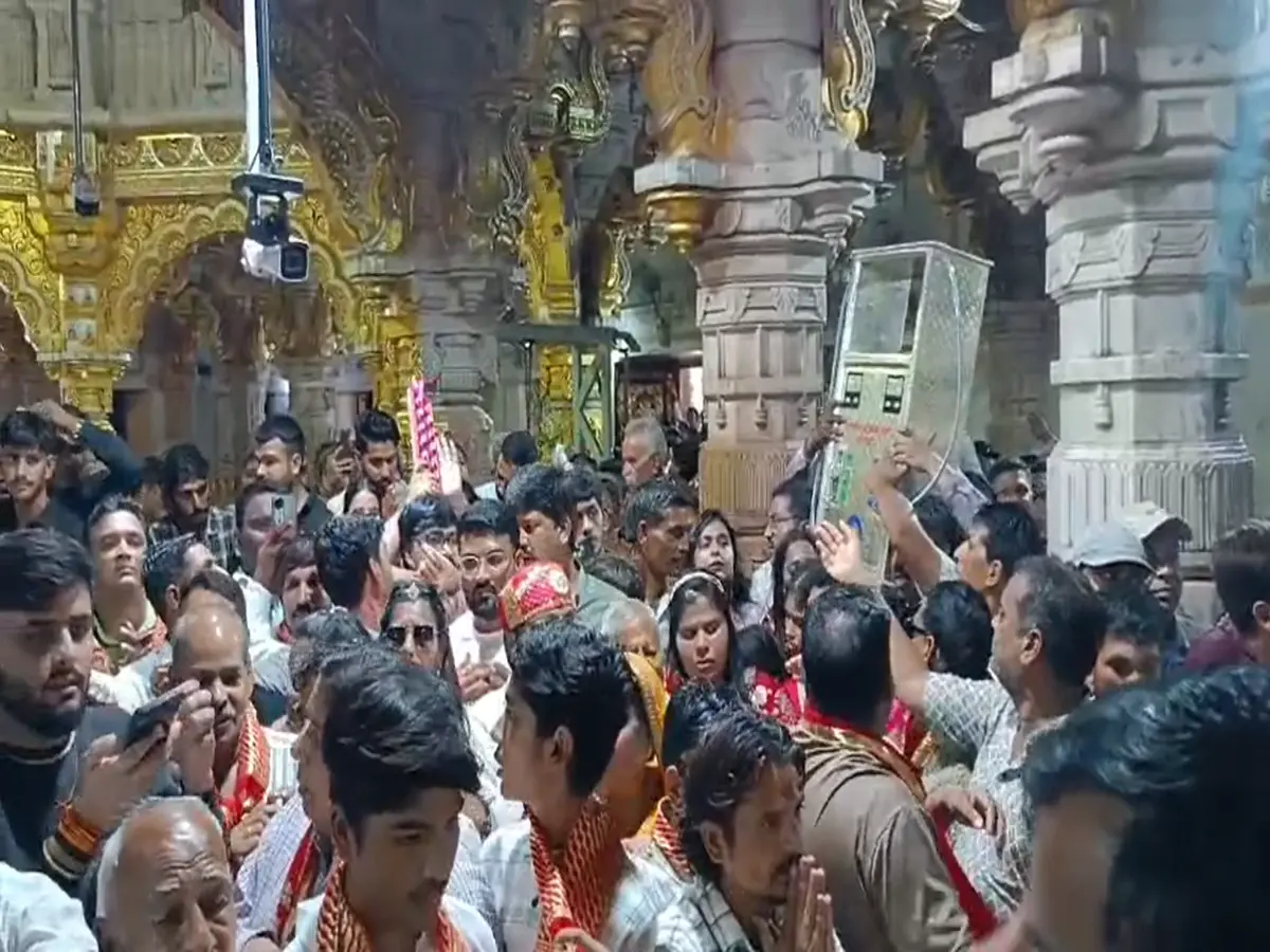 नाचते-गाते हुए पहुंचे मंदिर