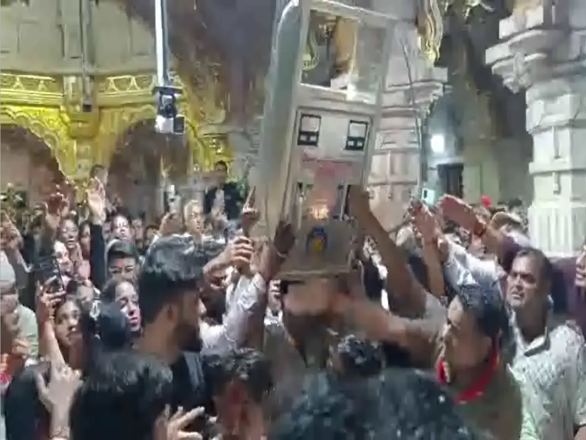 छप्पन भोग भी किए अर्पित