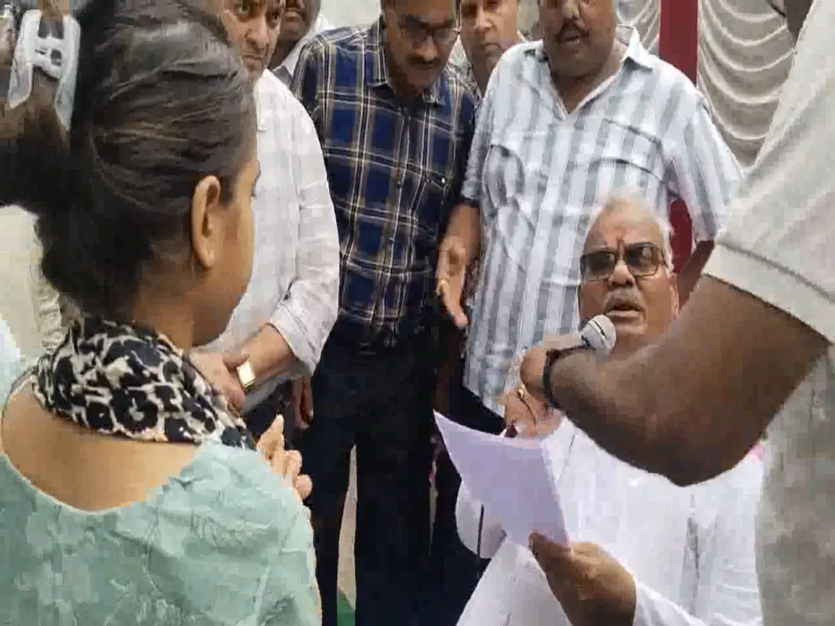 Kota News: छात्रा को जानकर फेल करना पड़ा भारी, मंत्री के निर्देश के बाद शिक्षिका निलंबित Kota News: छात्रा को जानकर फेल करना पड़ा भारी, मंत्री के निर्देश के बाद शिक्षिका निलंबित