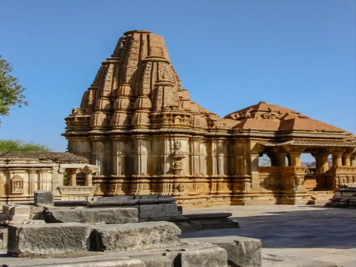 द्वार पर विराजमान नंदी