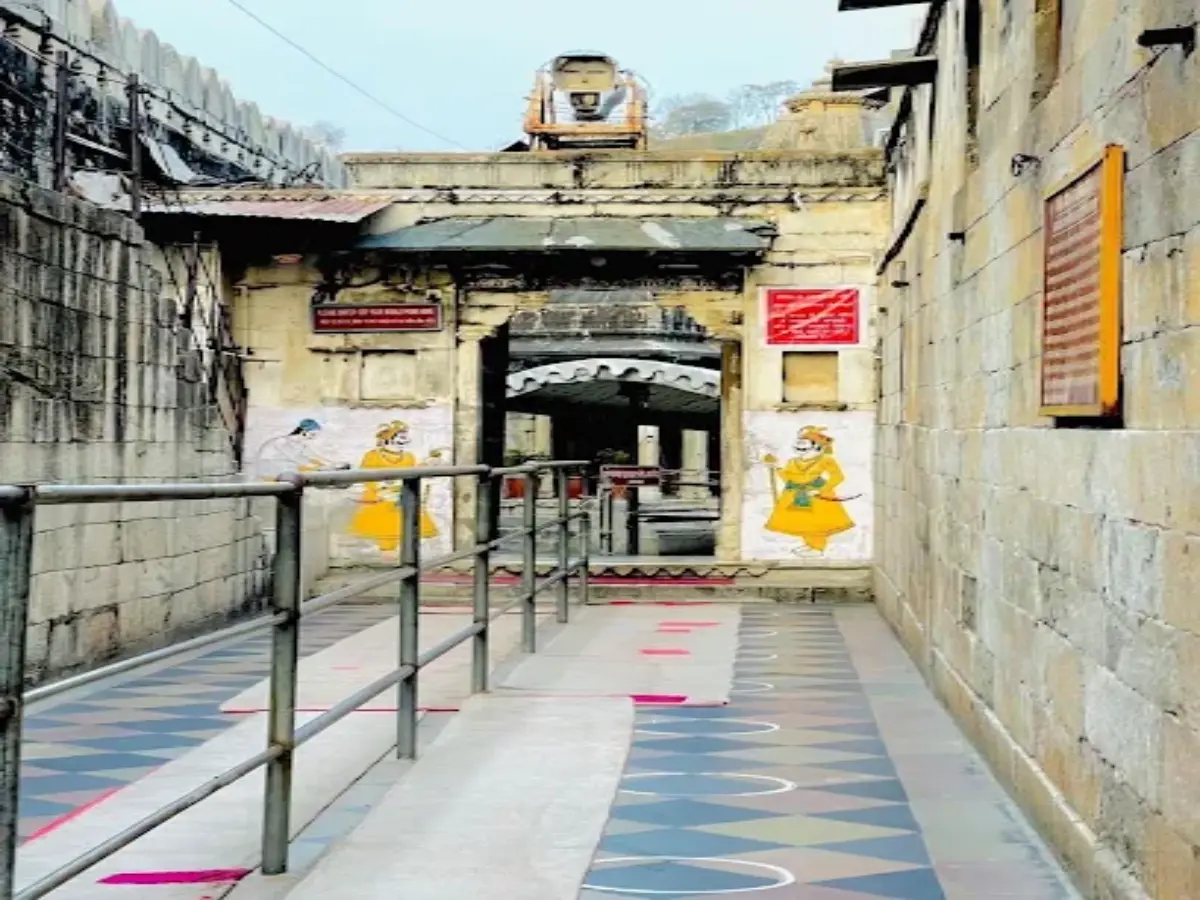 मंदिर परिसर में देवी-देवताओं का वास